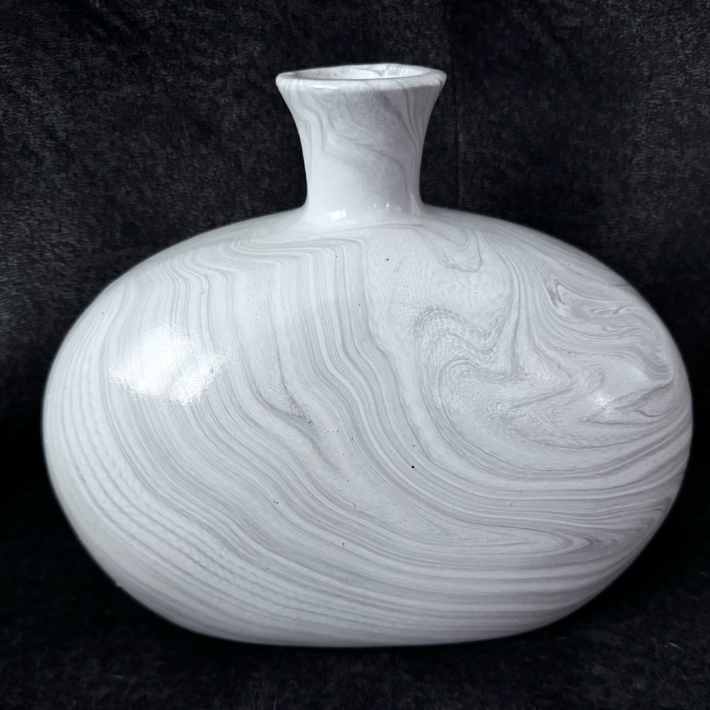 Marble look vase by Interiors by Design - ceramic - in excellent condition